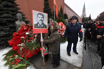 Москва. Участники церемонии возложения цветов к могиле Иосифа Сталина у Кремлевской стены в день 66-й годовщины со дня его смерти.