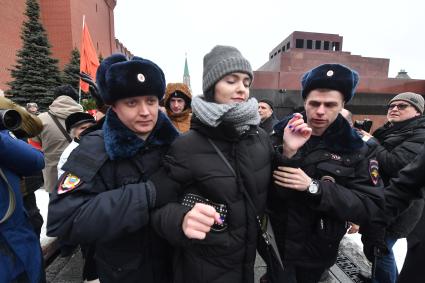 Москва. Задержание нарушительницы во время церемонии возложения цветов к могиле Иосифа Сталина у Кремлевской стены в день 66-й годовщины со дня его смерти.