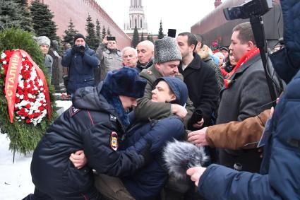 Москва. Задержание нарушителя во время церемонии возложения цветов к могиле Иосифа Сталина у Кремлевской стены в день 66-й годовщины со дня его смерти.