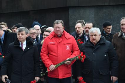 Москва. Заместитель председателя ЦК КПРФ  Владимир Кашин (в центре) на церемонии возложения цветов к могиле Иосифа Сталина у Кремлевской стены в день 66-й годовщины со дня его смерти.