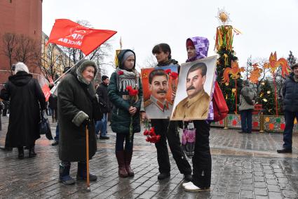 Москва. Участники церемонии возложения цветов к могиле Иосифа Сталина у Кремлевской стены в день 66-й годовщины со дня его смерти.