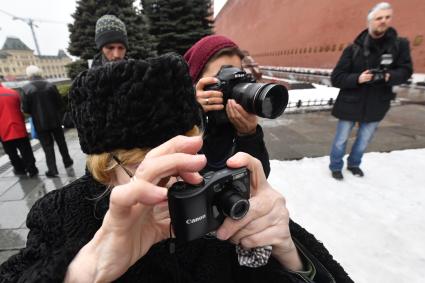 Москва. Участники церемонии возложения цветов к могиле Иосифа Сталина у Кремлевской стены в день 66-й годовщины со дня его смерти.