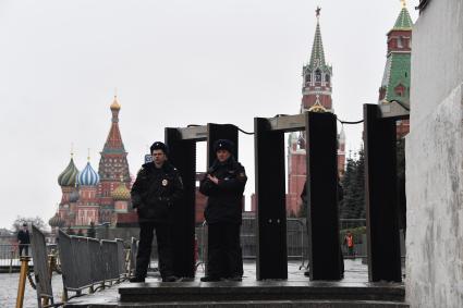 Москва. Во время церемонии возложения цветов к могиле Иосифа Сталина у Кремлевской стены в день 66-й годовщины со дня его смерти.