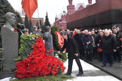 Москва. Участники церемонии возложения цветов к могиле Иосифа Сталина у Кремлевской стены в день 66-й годовщины со дня его смерти.