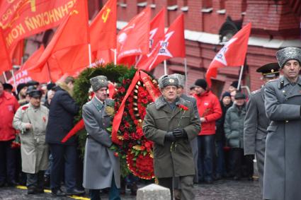 Москва. Владимир Квачков  на церемонии возложения цветов к могиле Иосифа Сталина у Кремлевской стены в день 66-й годовщины со дня его смерти.