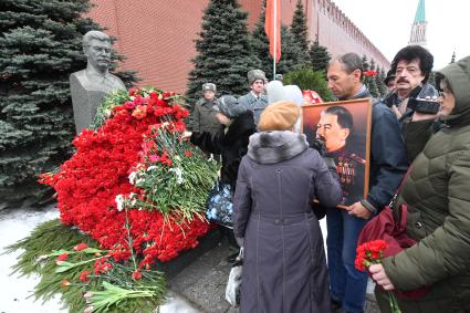 Москва. Участники церемонии возложения цветов к могиле Иосифа Сталина у Кремлевской стены в день 66-й годовщины со дня его смерти.