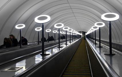 Москва. Эскалатор на станции метро `Савеловская`Большой кольцевой линии.