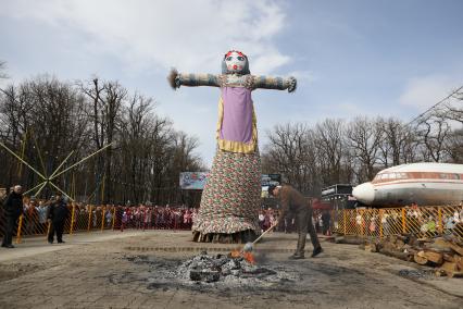 Ставрополь. Чучело Масленицы на масленичных гуляниях.