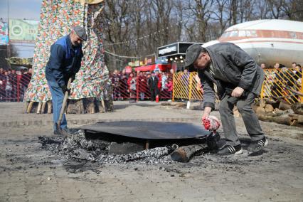Ставрополь. Подготовка к изготовлению традиционного трехметрового ставропольского блина на масленичных гуляниях.