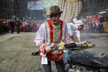 Ставрополь. Выпекание традиционного трехметрового ставропольского блина  на масленичных гуляниях.