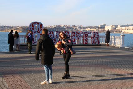 Крым, Севастополь.  Инсталяция `8 марта` на набережной города.