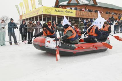 Барнаул.  Участники конкурса саней  во время фестиваля `Сибирсквая масленица`.