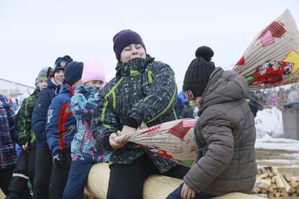 Барнаул.  Участники масленичных забав и развлечений во время фестиваля `Сибирсквая масленица`.