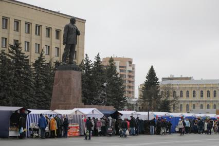 Ставрополь. Ярмарка выходного дня к пятилетию воссоединения Крыма с Россией открылась на площади Ленина.