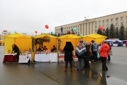 Ставрополь. Ярмарка выходного дня к пятилетию воссоединения Крыма с Россией открылась на площади Ленина.