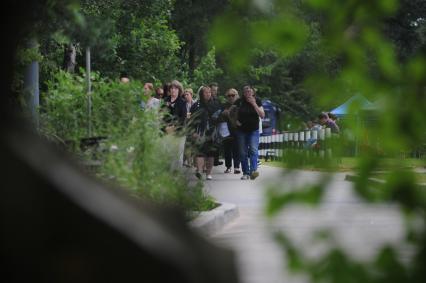 Москва.   Похороны   школьников, которые погибли во время сплава по Сямозеру в  Карелии.