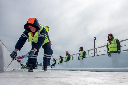 Крым,Тамань. Укладка полотна под рельсошпальные решетки во время строительства железнодорожной части Крымского моста.