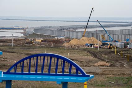 Крым,Тамань. Вид на строительство железнодорожной части Крымского моста.