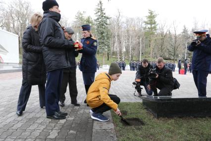 Ставрополь. Церемония закладки земли городов воинской славы Северного Кавказа  во время акции `Дорога Памяти`, приуроченной к 74-й годовщине Победы в Великой Отечественной войне.