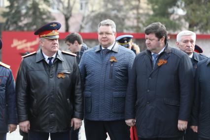 Ставрополь.  Губернатора Ставропольского края Владимир Владимиров (в центре)  во время акции `Дорога Памяти`, приуроченной к 74-й годовщине Победы в Великой Отечественной войне.