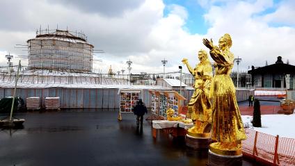 Москва. На ВДНХ после реставрации  установили первые две бронзовые скульптуры Россия и Беларусь фонтана `Дружба народов`.