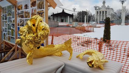 Москва. Бронзовые скульптуры  фонтана `Дружба народов`после реставрации.