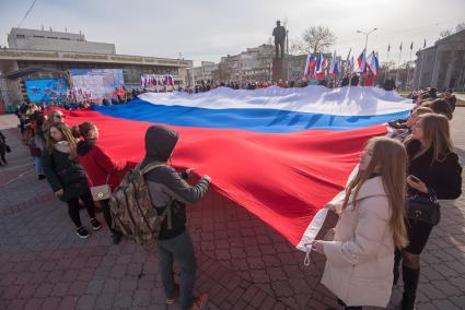 Крым, Симферополь.  Праздничное шествие, посвященное 5-й годовщине Общекрымского референдума 2014 года и воссоединения Крыма с Россией на одной из улиц города.