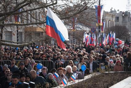 Крым, Симферополь.  Народ на улицах города во время мероприятий посвященных 5-й годовщине Общекрымского референдума 2014 года и воссоединения Крыма с Россией.