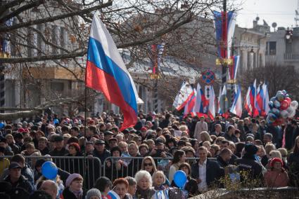 Крым, Симферополь. Народ на улицах города во время мероприятий посвященных 5-й годовщине Общекрымского референдума 2014 года и воссоединения Крыма с Россией.