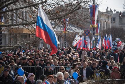 Крым, Симферополь.  Народ на улицах города во время мероприятий посвященных 5-й годовщине Общекрымского референдума 2014 года и воссоединения Крыма с Россией.