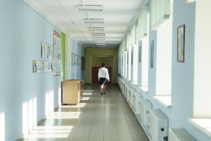 Екатеринбург. Учитель идет по школьному коридору