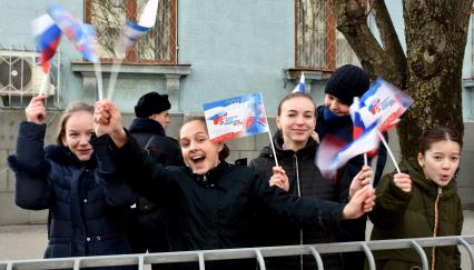 Крым, Симферополь.  Народ на улицах города во время мероприятий посвященных 5-й годовщине Общекрымского референдума 2014 года и воссоединения Крыма с Россией.