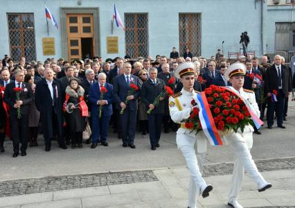 Крым, Симферополь.  Во время возложения цветов к памятнику`Народному ополченю всех времен` в рамках мероприятий посвященных 5-й годовщине Общекрымского референдума 2014 года и воссоединения Крыма с Россией.