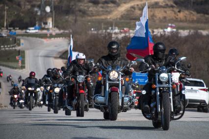 Крым.  Участники автопробега в честь пятой годовщины проведения Общекрымского референдума и воссоединения Крыма с Россией.