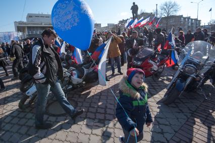 Крым, Симферополь.   Во время праздничного мероприятия, посвященного пятой годовщины проведения Общекрымского референдума и воссоединения Крыма с Россией, после окончания автопробега на горе Гасфорта.