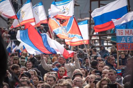 Крым, Симферополь.   Во время праздничного мероприятия, посвященного пятой годовщины проведения Общекрымского референдума и воссоединения Крыма с Россией, после окончания автопробега на горе Гасфорта.