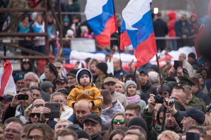 Крым, Симферополь.   Во время праздничного мероприятия, посвященного пятой годовщины проведения Общекрымского референдума и воссоединения Крыма с Россией, после окончания автопробега на горе Гасфорта.