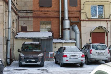 Санкт-Петербург. Во дворе легендарной пирожковой `Хозяюшка` на Московском проспекте .