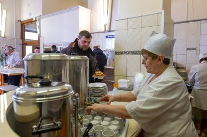 Санкт-Петербург. В легендарной пирожковой `Хозяюшка` на Московском проспекте .