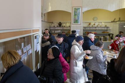 Санкт-Петербург. Посетители в легендарной пирожковой `Хозяюшка` на Московском проспекте .