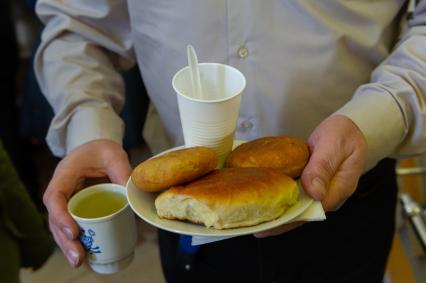 Санкт-Петербург. Посетители в легендарной пирожковой `Хозяюшка` на Московском проспекте .