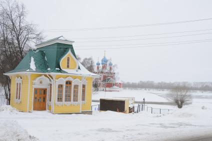 Ярославская область, Углич. Церковная лавка у церкви Димитрия на Крови.