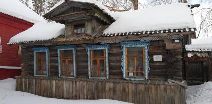 Мышкин. Деревянный дом с резными наличниками, в котором расположен Народный музей.