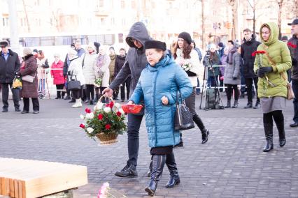 Кемерово.  Люди возлагают цветы к мемориалу в память о жертвах пожара в торгово-развлекательном центре `Зимняя вишня`.