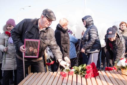 Кемерово.  Люди возлагают цветы к мемориалу в память о жертвах пожара в торгово-развлекательном центре `Зимняя вишня`.