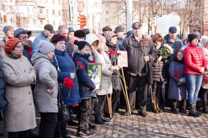 Кемерово.  Люди возлагают цветы к мемориалу в память о жертвах пожара в торгово-развлекательном центре `Зимняя вишня`.