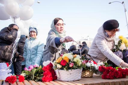 Кемерово.  Люди возлагают цветы к мемориалу в память о жертвах пожара в торгово-развлекательном центре `Зимняя вишня`.