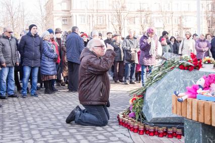 Кемерово.  Люди возлагают цветы к мемориалу в память о жертвах пожара в торгово-развлекательном центре `Зимняя вишня`.