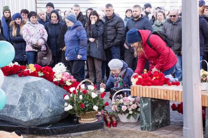 Кемерово.  Люди возлагают цветы к мемориалу в память о жертвах пожара в торгово-развлекательном центре `Зимняя вишня`.