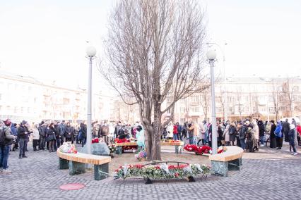 Кемерово.  Люди возлагают цветы к мемориалу в память о жертвах пожара в торгово-развлекательном центре `Зимняя вишня`.